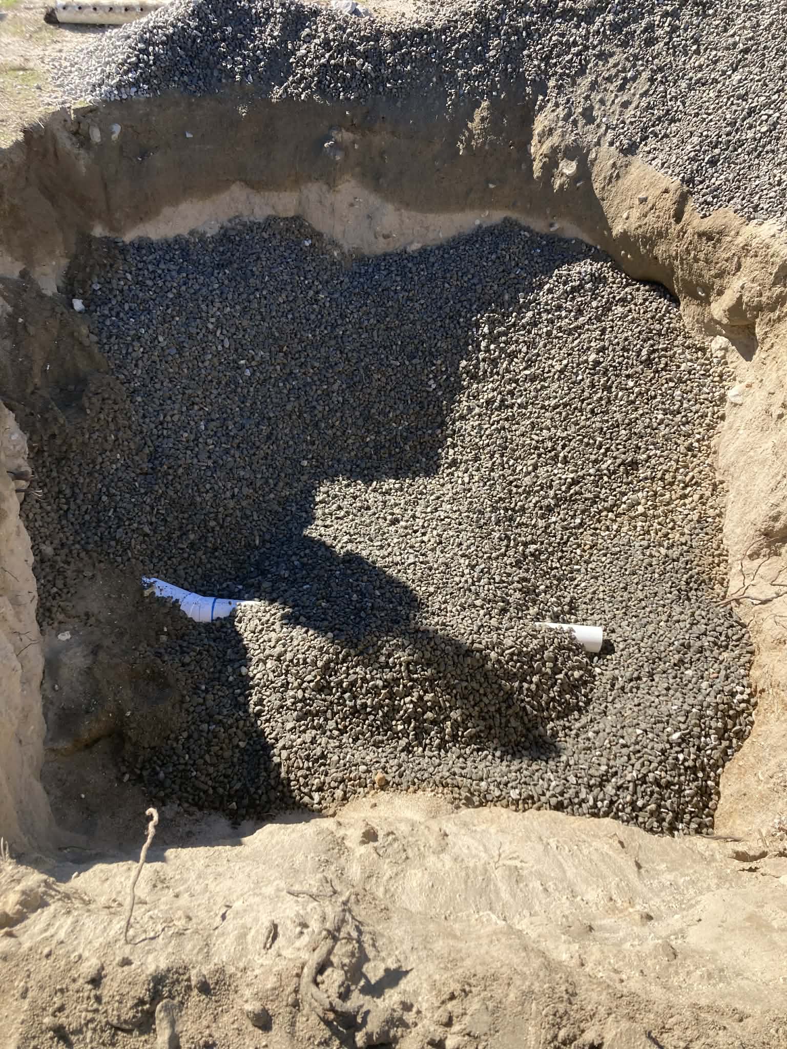 Septic system installation with gravel drainage bed